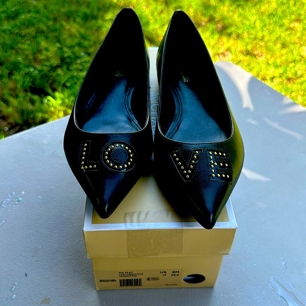 Beautiful almost new Michael kors leather love flats